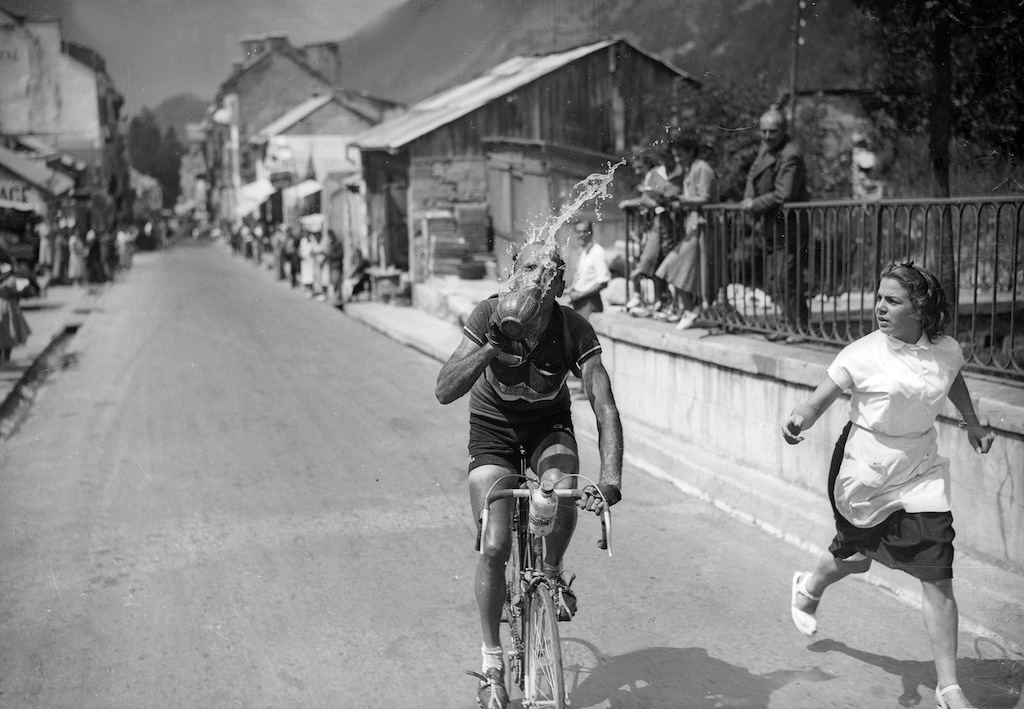 25/7/1950 Tour de France 1950. Stage 11 - Pau to St Guadens. Fiorenzo Magni splashes his face with water from a carafe. Photo: Offside / L'Equipe.